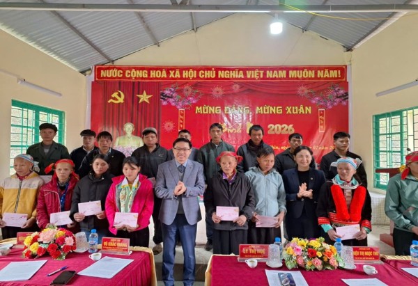 Đoàn công tác của tỉnh tặng quà, ăn Tết với Nhân dân xóm Xà Phìn, xã Xuân Trường