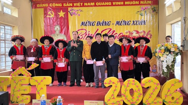 Đoàn công tác của tỉnh thăm, chúc Tết, tặng quà, ăn tết cùng Nhân dân xóm Tàn Pà, xã Ca Thành