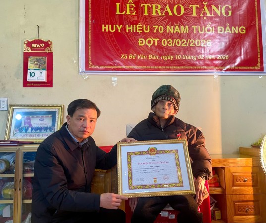 Phó Bí thư Thường trực Tỉnh ủy, Chủ tịch HĐND tỉnh Bế Thanh Tịnh trao tặng Huy hiệu 70 năm tuổi Đảng tại xã Bế Văn Đàn