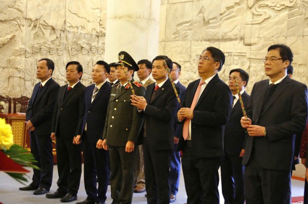Đoàn đại biểu tỉnh dâng hương tri ân Chủ tịch Hồ Chí Minh và các anh hùng liệt sĩ