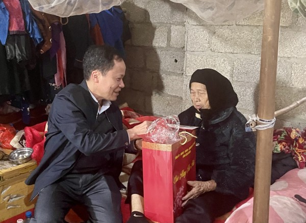 Trưởng Ban Tuyên giáo và Dân vận Tỉnh ủy thăm, tặng quà Tết tại xã Lý Quốc