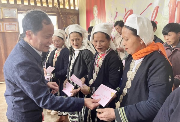 Đoàn công tác của Tỉnh thăm, chúc tết và tặng quà đồng bào dân tộc thiểu số tại xã Thành Công