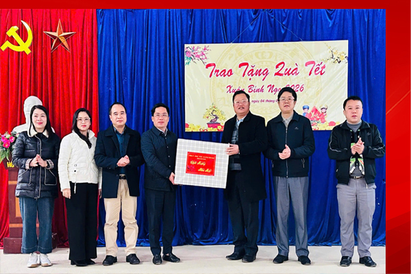 Đồng chí Nguyễn Thế Hoàn, Uỷ viên Ban Thường vụ Tỉnh uỷ Bí thư Đảng uỷ, Chủ tịch HĐND phường Thục Phán thăm, chúc Tết tại xã Nam Tuấn