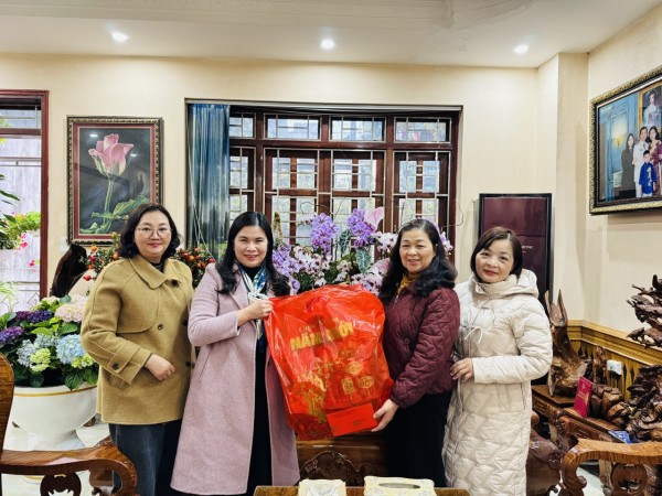 Phó Trưởng Ban Tuyên giáo và Dân vận Tỉnh uỷ Hà Thị Huệ thăm, chúc Tết và tặng quà các đồng chí nguyên lãnh đạo Ban