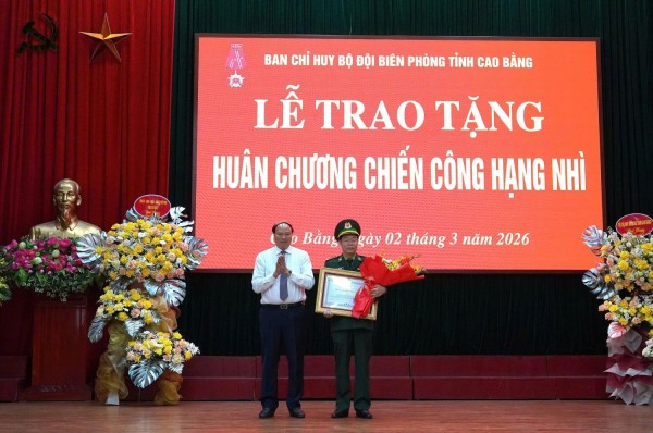 Trao Huân chương Chiến công hạng Nhì cho Chỉ huy trưởng Bộ đội Biên phòng tỉnh Cao Bằng Tạ Văn Tuân