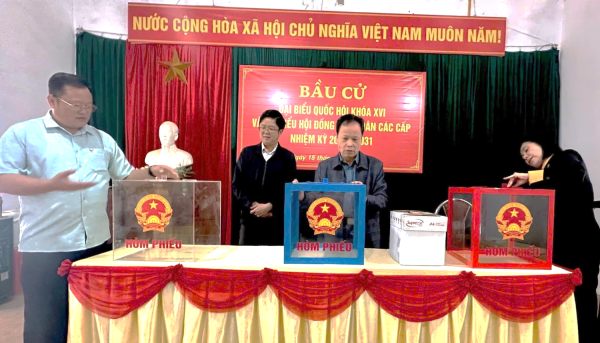 Trưởng Ban Tuyên giáo và Dân vận Tỉnh uỷ kiểm tra công tác chuẩn bị bầu cử tại xã Nam Tuấn