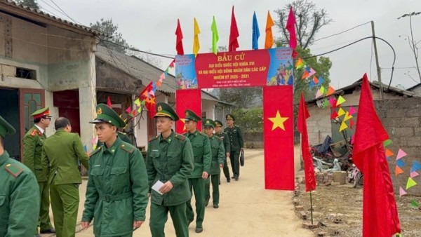 Cán bộ, chiến sĩ Bộ đội Biên phòng tỉnh Cao Bằng nêu cao trách nhiệm cử tri trong ngày bầu cử