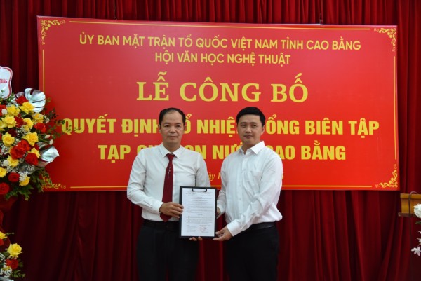 Hội Văn học Nghệ thuật tỉnh công bố quyết định bổ nhiệm Tổng Biên tập Tạp chí non nước Cao Bằng