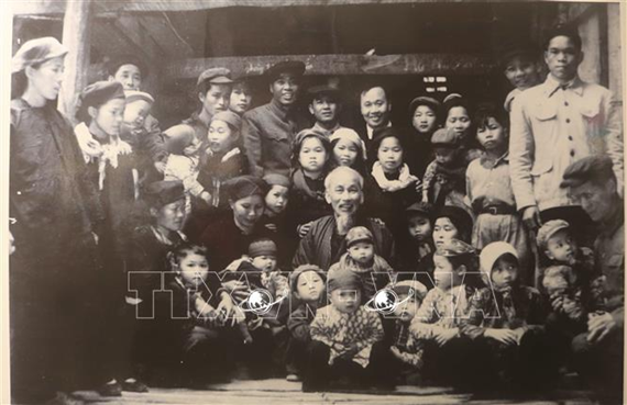 Vận dụng tư tưởng Hồ Chí Minh về  “Lý luận gắn liền với thực tiễn” trong hoạt động chuyên môn  của giảng viên Trường Chính trị Hoàng Đình Giong tỉnh Cao Bằng