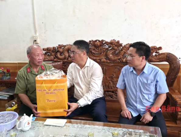 Bí thư Tỉnh ủy Phan Thăng An thăm, tặng quà người có công và thân nhân liệt sĩ tại phường Thục Phán