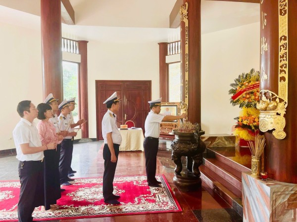 Đoàn công tác Cục Hậu cần - Kỹ thuật, quân chủng Hải quân tổ chức hoạt động về nguồn tại Khu di tích quốc gia đặc biệt Rừng Trần Hưng Đạo