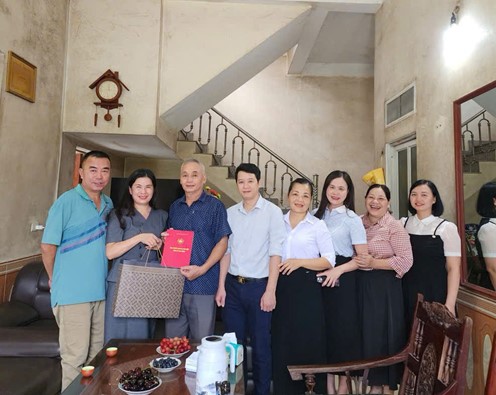 Ban Tuyên giáo và Dân vận Tỉnh ủy thăm thân nhân cán bộ, công chức gia đình chính sách nhân dịp 27/7