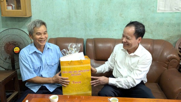 Đồng chí Nông Thanh Tùng, Trưởng Ban Tuyên giáo và Dân vận Tỉnh ủy thăm, tặng quà người có công với cách mạng tại phường Tân Giang