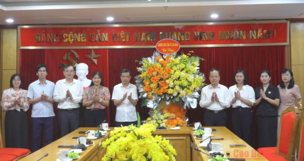 Phó Bí thư Thường trực Tỉnh ủy Bế Thanh Tịnh chúc mừng Ban Tuyên giáo và Dân vận Tỉnh ủy nhân Ngày truyền thống ngành Tuyên giáo của Đảng 1/8