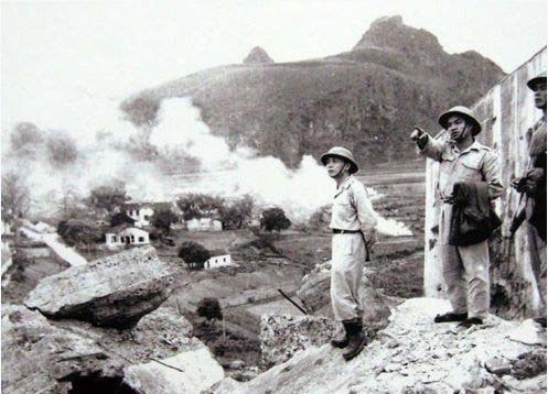 Đại tướng Võ Nguyên Giáp thị sát thị xã Cao Bằng sau Chiến dịch Biên giới. Ảnh: Tư liệu.