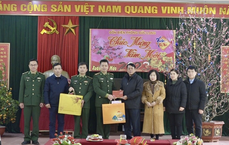 Chủ tịch UBND tỉnh Hoàng Xuân Ánh tặng quà Đồn Biên phòng Đức Long