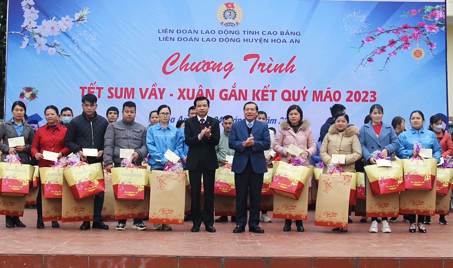 Phó trưởng Ban Thường trực Ban Tuyên giáo Trung ương Lại Xuân Môn, Trưởng Ban Tuyên giáo Tỉnh ủy Bế Thanh Tịnh tặng quà cán bộ, viên chức, người lao động hoàn cảnh khó khăn huyện Hòa An