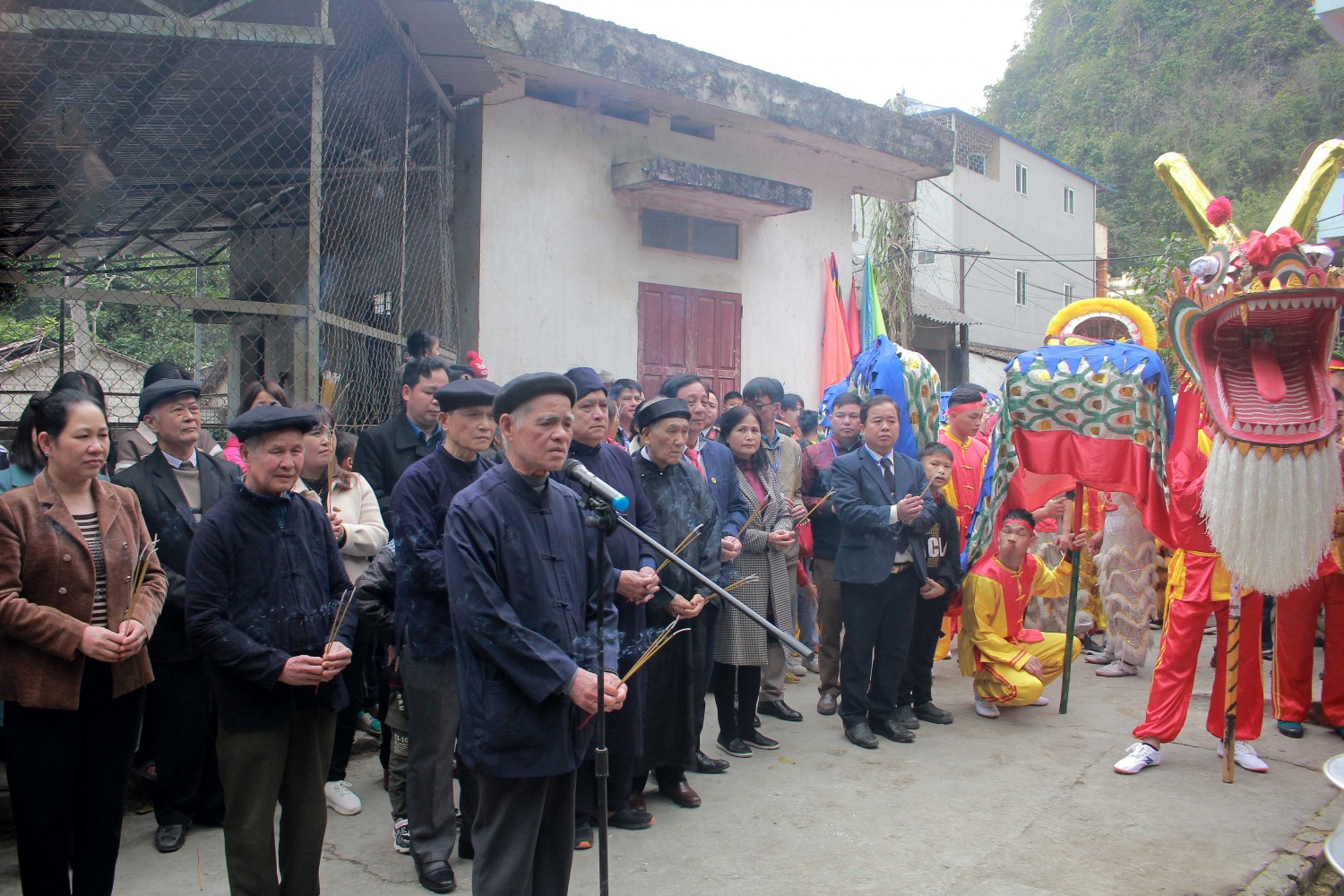 Các bậc cao niên đại diện cho toàn thể nhân dân huyện Quảng Hòa làm Lễ khai quang mở mắt rồng tại mỏ nước Bó Cốc Chủ mở đầu cho lễ hội