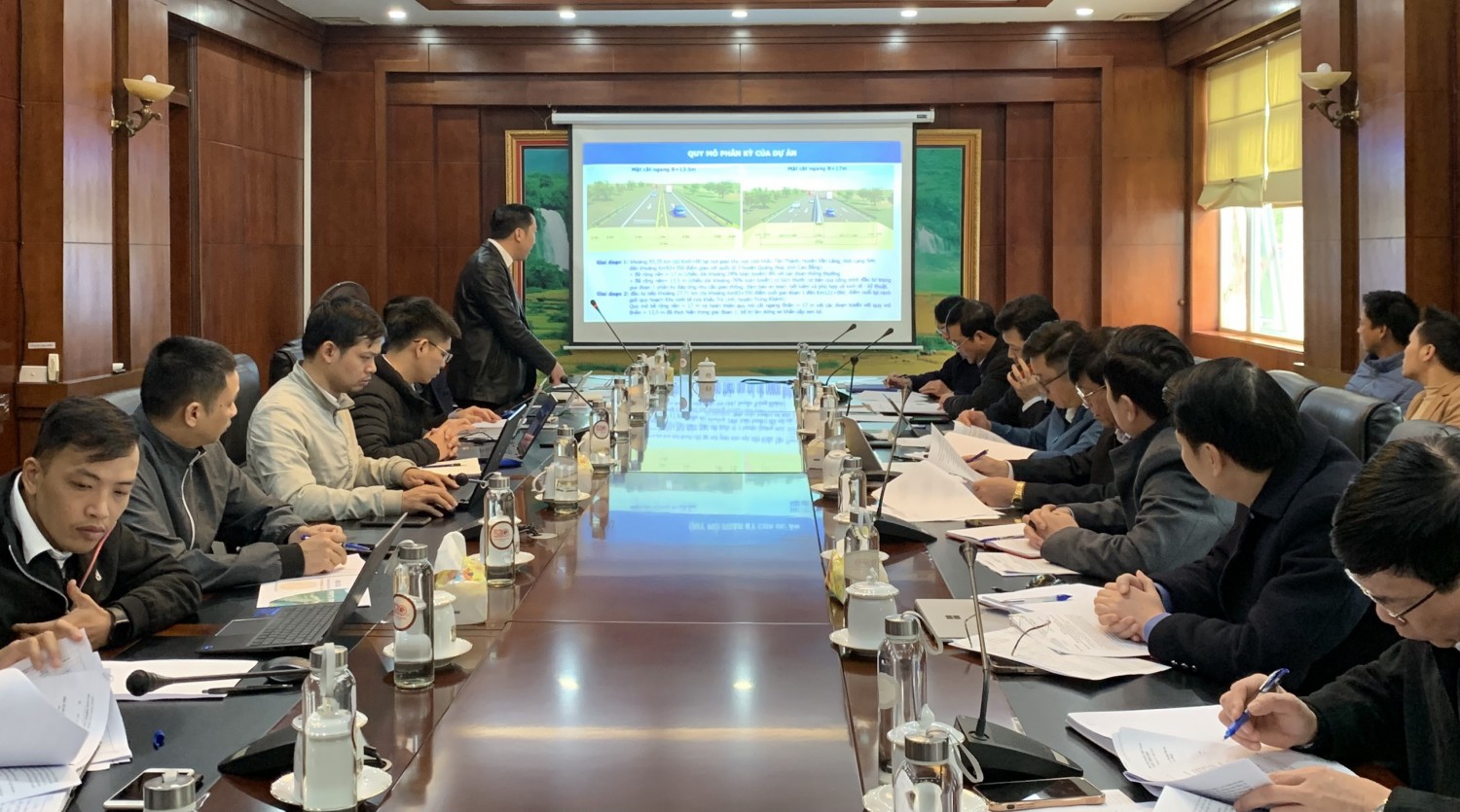 Lãnh đạo Ban Quản lý Dự án đầu tư xây dựng các công trình giao thông tỉnh báo cáo tiến độ thực hiện Dự án đầu tư xây dựng tuyến cao tốc Đồng Đăng (Lạng Sơn)   Trà Lĩnh (Cao Bằng)