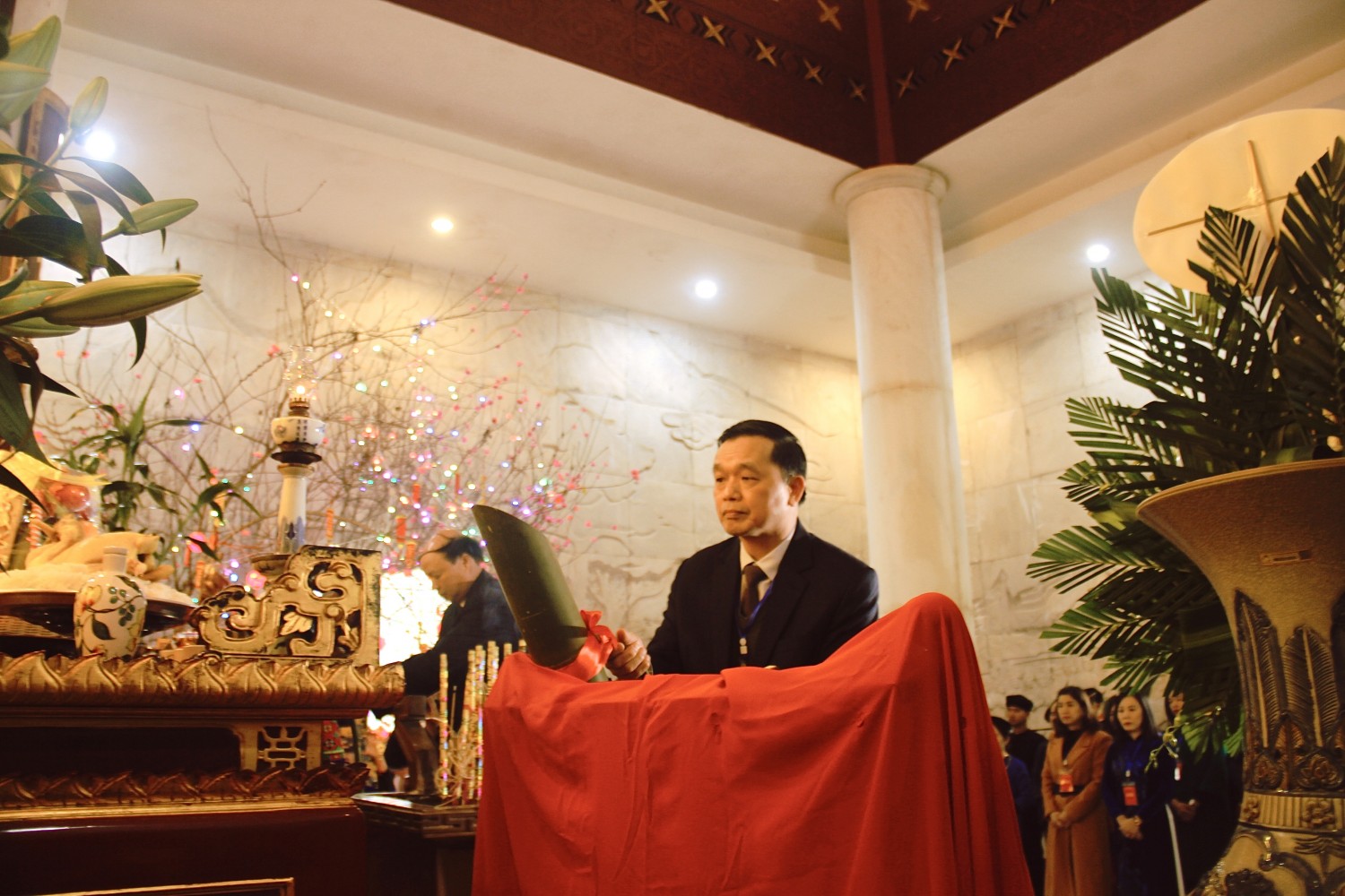 Phó Bí thư Thường trực Tỉnh ủy, Chủ tịch HĐND tỉnh Triệu Đình Lê làm lễ dâng nước tại Đền thờ Chủ tịch Hồ Chí Minh