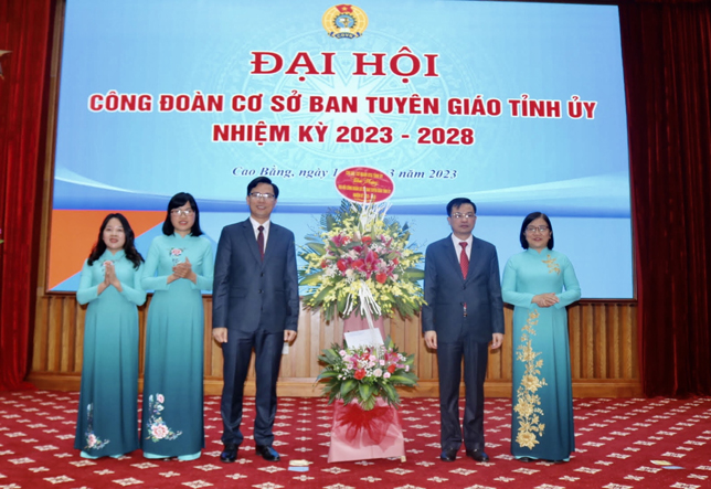 Lãnh đạo Ban Tuyên giáo Tỉnh ủy chúc mừng Ban Chấp hành Công đoàn cơ sở nhiệm kỳ 2023 - 2028.