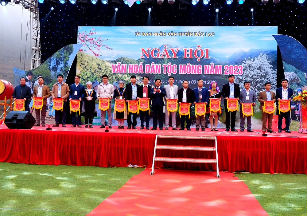 Lãnh đạo huyện Bảo Lạc trao cờ lưu niệm cho các xã, thị trấn tham gia ngày hội