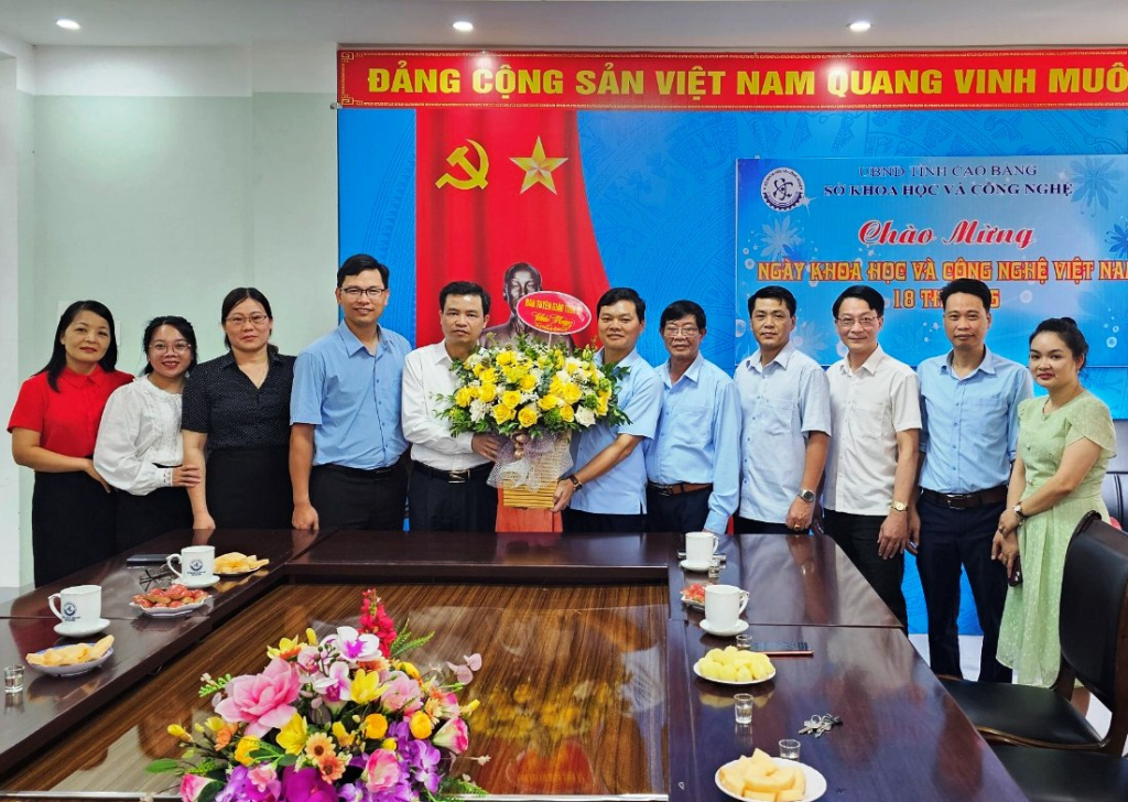 Trưởng Ban Tuyên giáo Tỉnh ủy Bế Thanh Tịnh chúc mừng Sở Khoa học và Công nghệ nhân ngày 18/5.