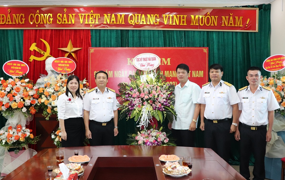 Đoàn chúc mừng Báo Cao Bằng