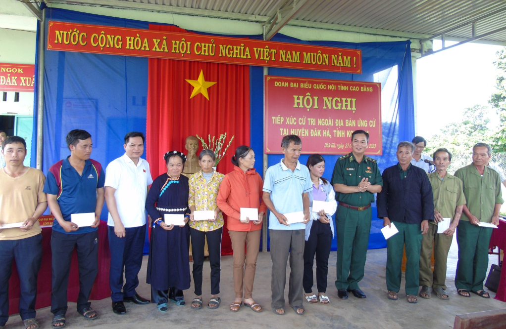 Đoàn đại biểu Quốc hội tỉnh tặng quà cho người dân tỉnh Cao Bằng sinh sống, lập nghiệp tại xã Đắk Ngọc, huyện Đắk Hà (Kon Tum)