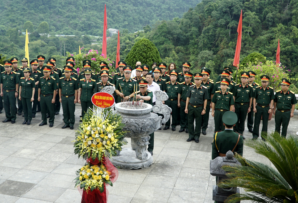 Đoàn công tác Tổng cục Công nghiệp Quốc phòng dâng hương Đền thờ Chủ tịch Hồ Chí Minh tại Khu di tích Quốc gia đặc biệt Pác Bó (Hà Quảng)