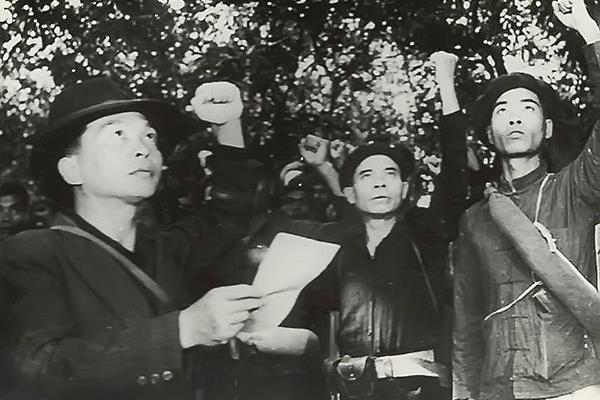 Đồng chí Võ Nguyên Giáp đọc lời tuyên thệ trong ngày thành lập Đội Việt Nam Tuyên truyền Giải phóng quân (Ảnh Tư liệu Bảo tàng Lịch sử Quân sự Việt Nam)