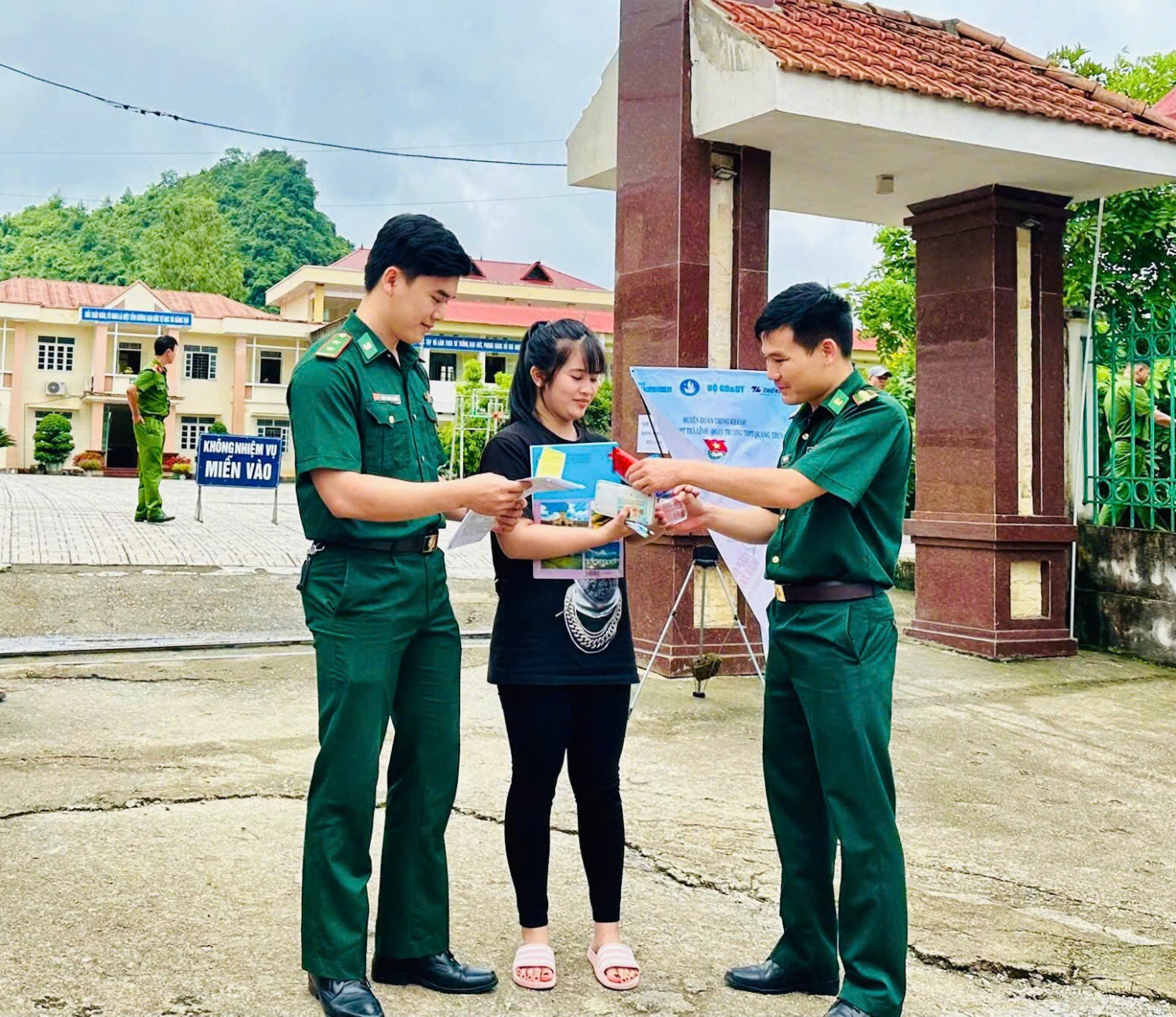 Lực lượng chiến sĩ áo xanh tiếp sức mùa thi THPT tại điểm thi trường THPT Trà Lĩnh năm 2024.