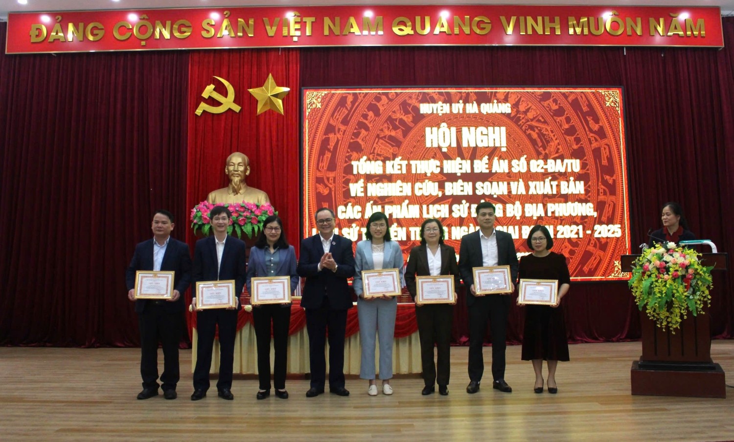 Đc Bế Văn Bưu, Phó Bí thư Thường trực Huyện uỷ, Phó Trưởng ban chỉ đạo ĐA trao giấy khen cho các cá nhân có thành tích XS tr