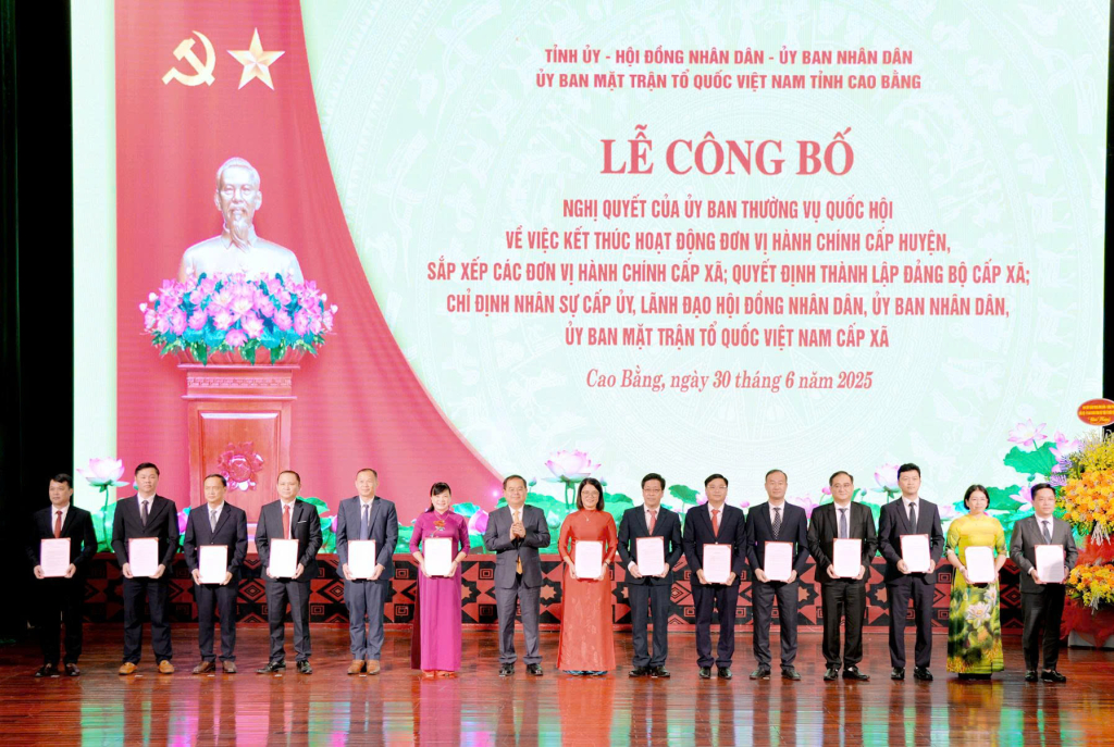 Bí thư Tỉnh ủy Quản Minh Cường trao quyết định thành lập Đảng bộ xã, phường mới cho các đơn vị.