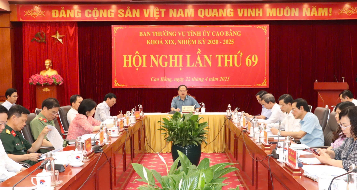 Đồng chí Quản Minh Cường, Bí thư Tỉnh ủy, Trưởng Đoàn đại biểu Quốc hội, Trưởng Ban Chỉ đạo về sắp xếp, tổ chức lại đơn vị hành chính cấp (ĐVHC) xã và tổ chức chính quyền địa phương 02 cấp tỉnh chủ trì Hội nghị Ban Thường vụ Tỉnh ủy lần thứ 69