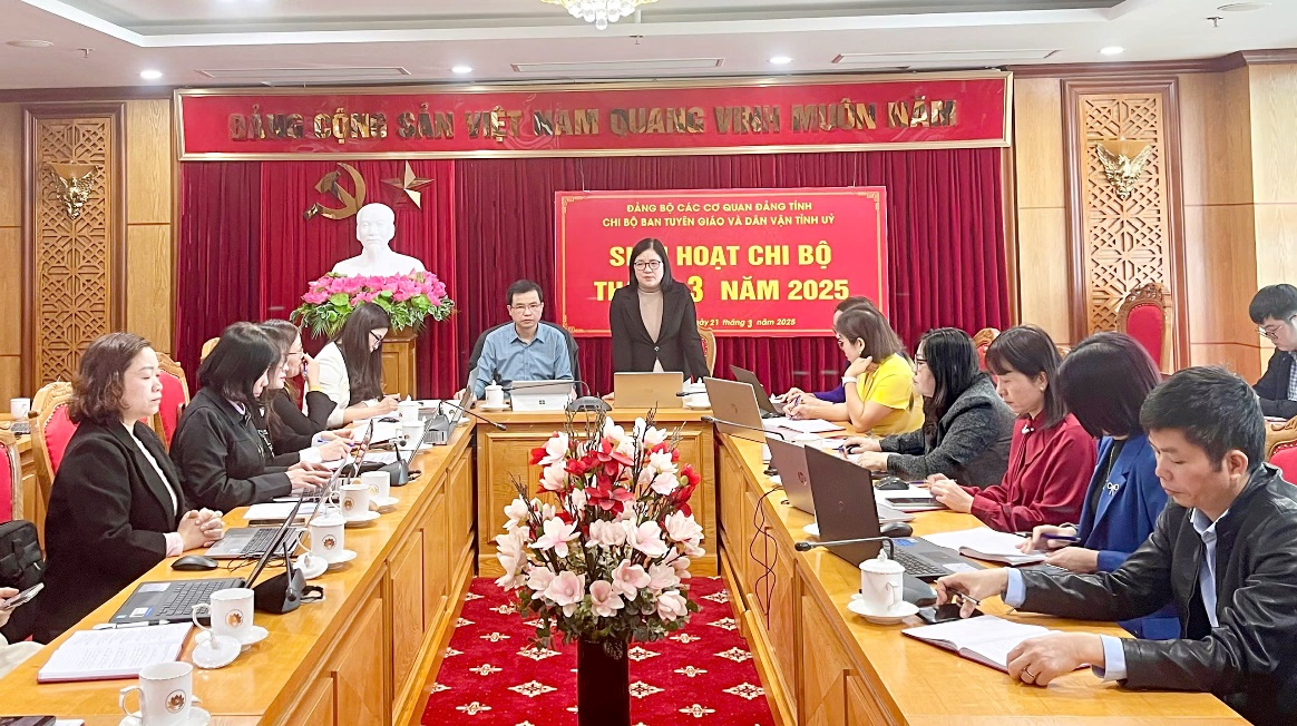 Đồng chí Bế Lan Phương - Bí thư Chi bộ, Phó Trưởng ban Thường trực Ban Tuyên giáo và Dân vận Tỉnh uỷ chủ trì buổi sinh hoạt Chi bộ tháng 3/2025 - Buổi sinh hoạt đầu tiên của Chi bộ Ban Tuyên giáo và Dân vận Tỉnh uỷ.