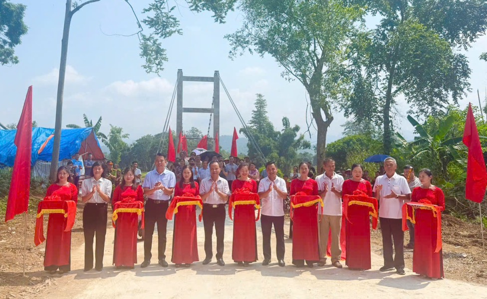 Trưởng Ban Tuyên giáo và Dân vận Tỉnh ủy Nông Thanh Tùng và các đại biểu cắt băng khánh thành cầu Mã Quan.
