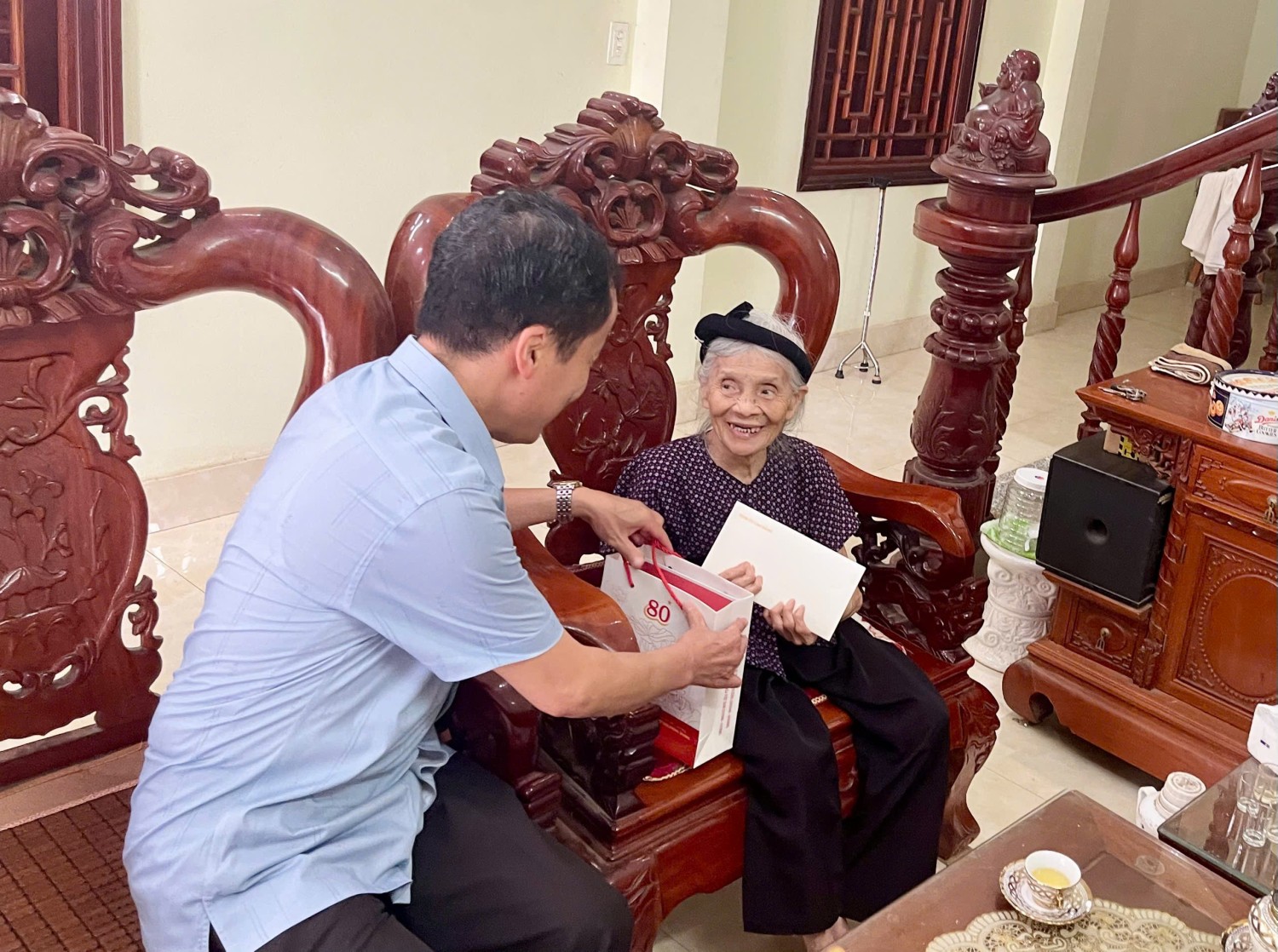 30 8 2025 4 tang qua cu Lê Thị Đềnh