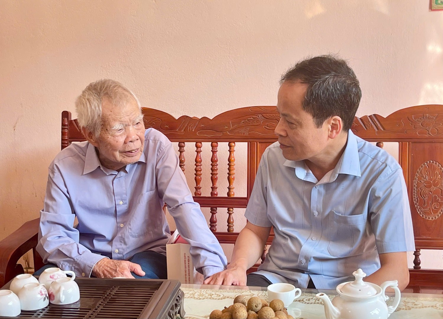 30 8 2025 4 tang qua cu Nông Quốc Dũng