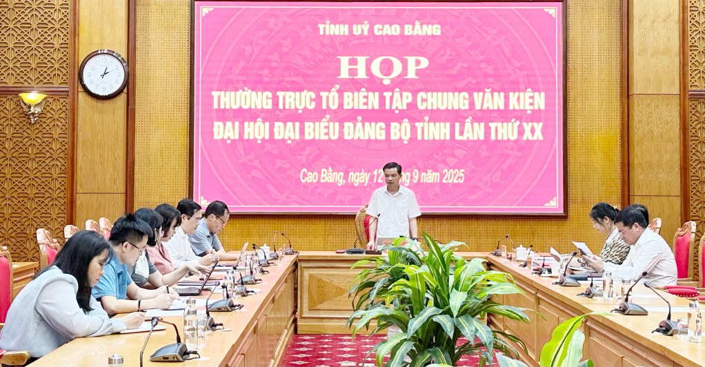 Đồng chí Bế Thanh Tịnh, Chủ tịch HĐND tỉnh, Tổ trưởng Tổ biên tập chung Văn kiện Đại hội đại biểu Đảng bộ tỉnh lần thứ XX phát biểu chỉ đạo.