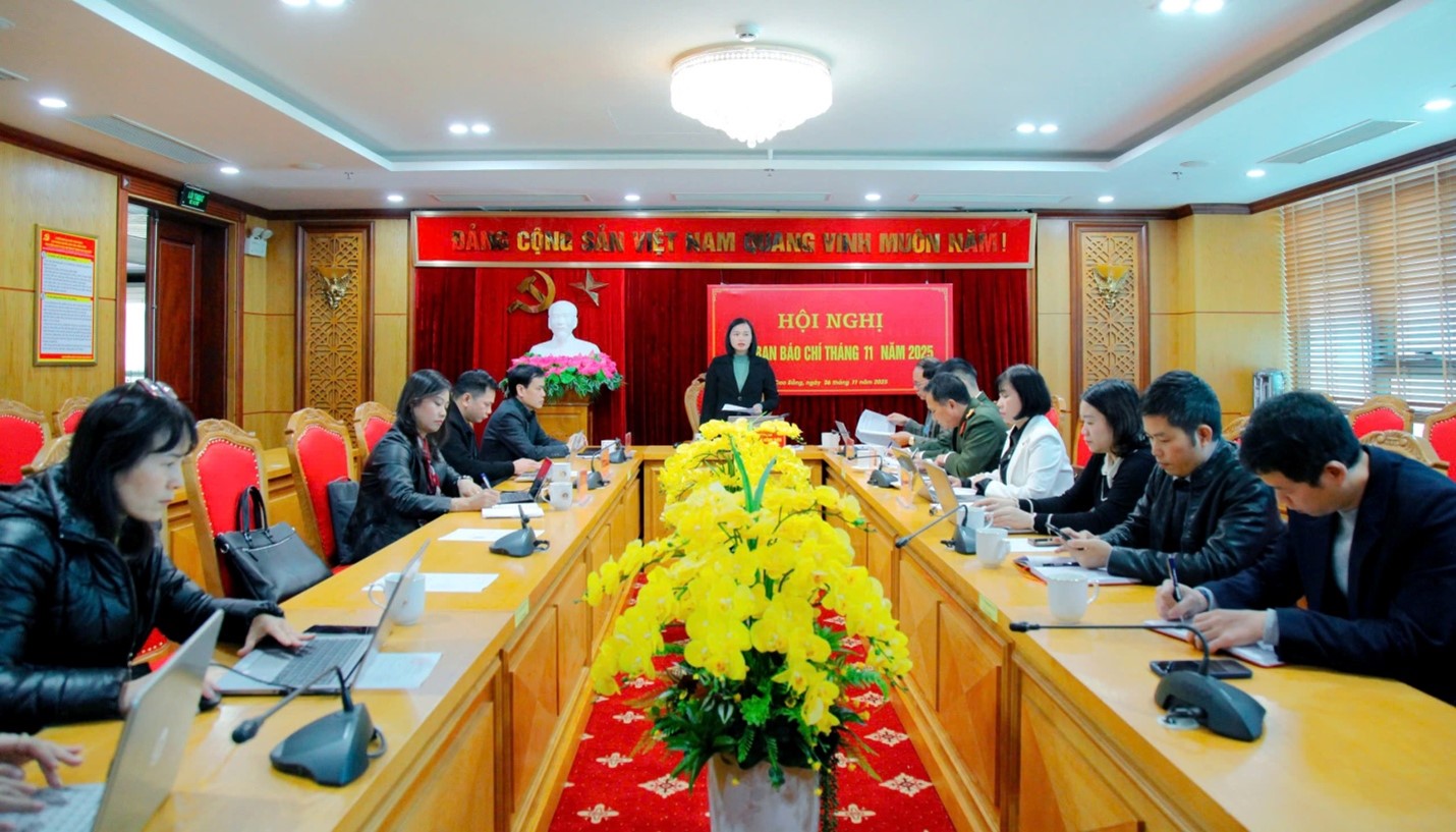 Đồng chí Hoàng Hồng Diệu, Tỉnh uỷ viên, Phó trưởng Ban Thường trực Ban Tuyên giáo và Dân vận Tỉnh uỷ phát biểu chỉ đạo Hội nghị.