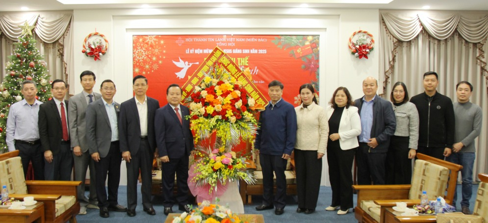 Đoàn tặng hoa chúc mừng Tổng Hội thánh Tin lành Việt Nam (miền Bắc).