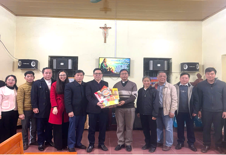 12 02 Tang qua giao xu Phuc Hoa 2