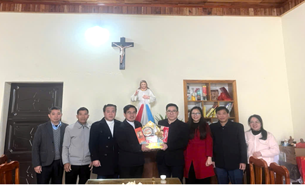 12 02 Tang qua giao xu Phuc Hoa